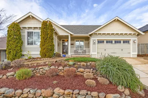 3851 Calle Vista Dr, Medford, OR 97504