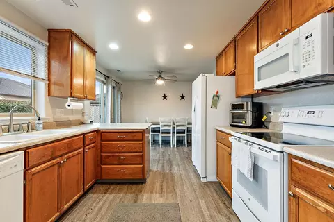615 Karic Way, Eagle Point, OR 97524 photo 17