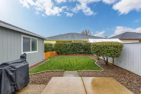 615 Karic Way, Eagle Point, OR 97524 photo 4