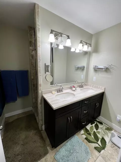 Bath - 915 E Main St, John Day, OR 97845 photo 2 of 4
