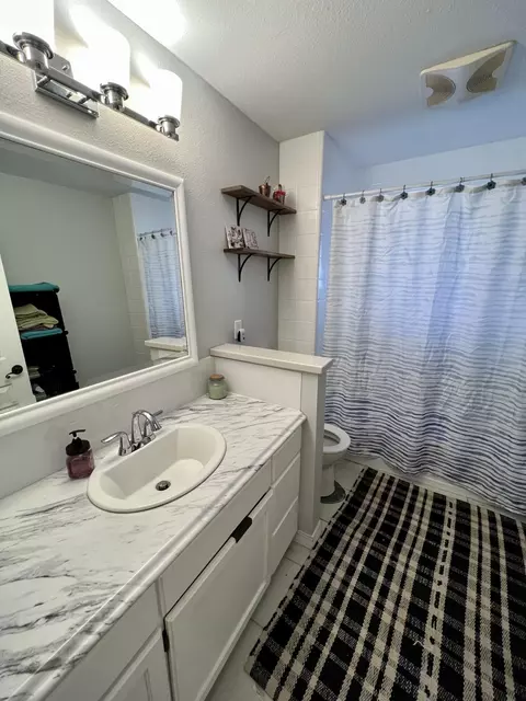 Bath - 915 E Main St, John Day, OR 97845 photo 1 of 4