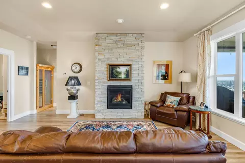 343 Avalon Ter, Eagle Point, OR 97524 photo 4