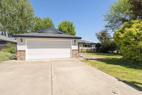 879 Forest Glen Dr, Central Point, OR 97502