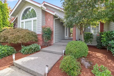 2480 Meadow Creek Dr, Medford, OR 97504