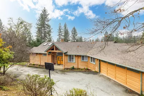 415 Mallory Heights Dr, Grants Pass, OR 97526