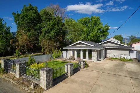 2321-2325 Kings Hwy, Medford, OR 97501