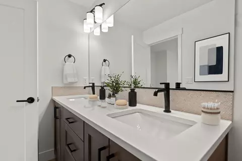 Bath - 3821 Eagle Rd, Bend, OR 97701 photo 1 of 1