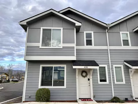 430 Oak St, Phoenix, OR 97535