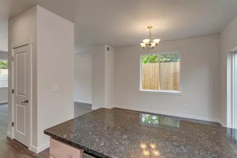 430 Oak St, Phoenix, OR 97535 photo 9