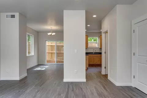 430 Oak St, Phoenix, OR 97535 photo 3