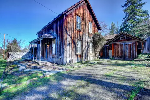 655 S Third St, Jacksonville, OR 97530