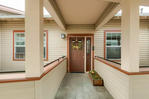 915 Mountain Meadows Cir, Ashland, OR 97520