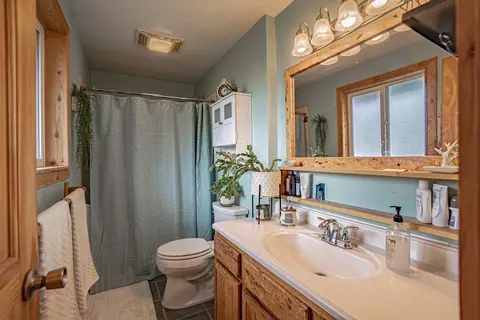 Bath - 590 Laurel St, Eagle Point, OR 97524 photo 1 of 2