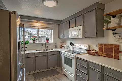 Kitchen - 590 Laurel St, Eagle Point, OR 97524 photo 1 of 2