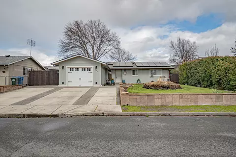 590 Laurel St, Eagle Point, OR 97524