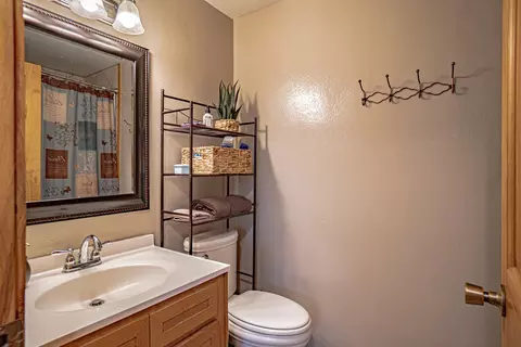 Bath - 590 Laurel St, Eagle Point, OR 97524 photo 2 of 2