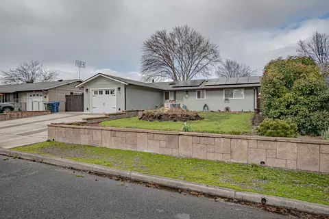 Exterior - 590 Laurel St, Eagle Point, OR 97524 photo 9 of 9