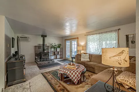Living - 590 Laurel St, Eagle Point, OR 97524 photo 1 of 3