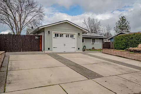 Exterior - 590 Laurel St, Eagle Point, OR 97524 photo 2 of 9
