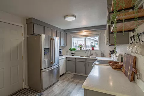 Kitchen - 590 Laurel St, Eagle Point, OR 97524 photo 2 of 2