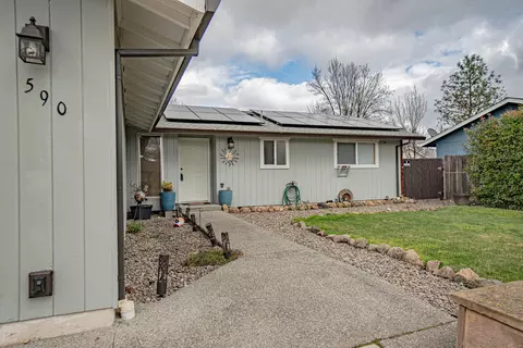 Exterior - 590 Laurel St, Eagle Point, OR 97524 photo 3 of 9
