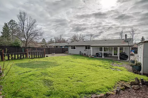 Exterior - 590 Laurel St, Eagle Point, OR 97524 photo 4 of 9