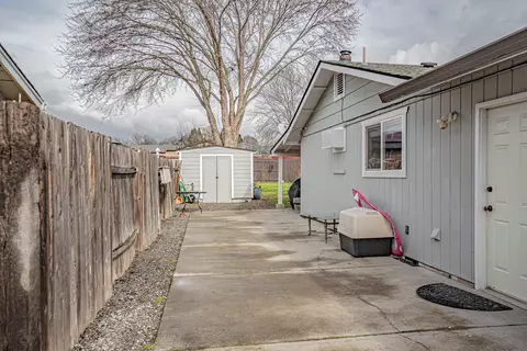 Exterior - 590 Laurel St, Eagle Point, OR 97524 photo 7 of 9