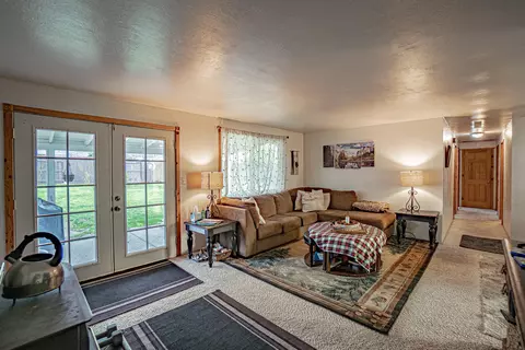 Living - 590 Laurel St, Eagle Point, OR 97524 photo 2 of 3