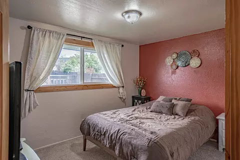 Bedroom - 590 Laurel St, Eagle Point, OR 97524 photo 2 of 2