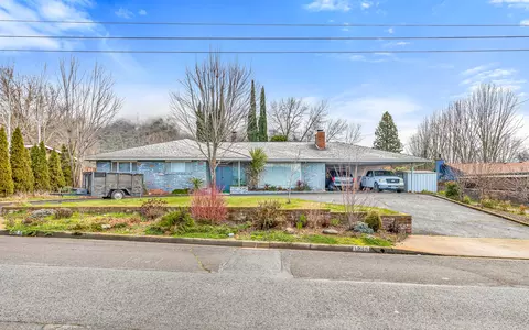 1215 NE Memorial Dr, Grants Pass, OR 97526