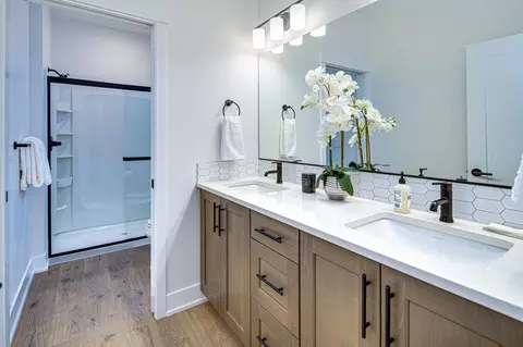 Bath - 3750 NE Petrosa Ave, Bend, OR 97701 photo 2 of 4