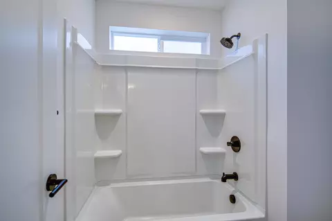 Bath - 3750 NE Petrosa Ave, Bend, OR 97701 photo 4 of 4