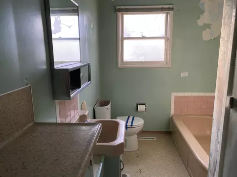 Bath - 155 Bigham Dr, Central Point, OR 97502 photo 1 of 1