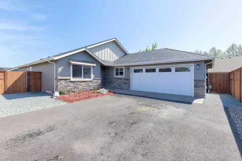 1547 Raydean Dr, Grants Pass, OR 97527