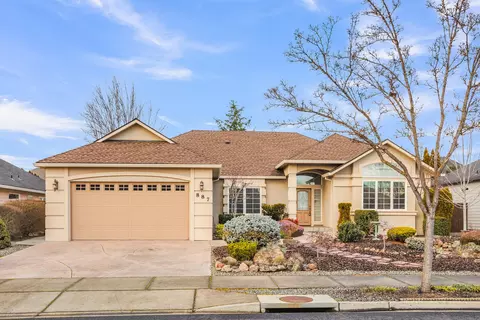 887 St Andrews Way, Eagle Point, OR 97524