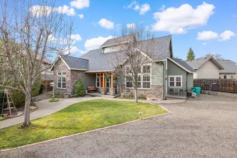 39 Falling Leaf Ln, Eagle Point, OR 97524