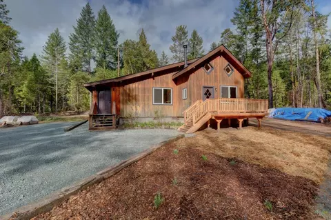 995 Lower Wolf Creek Rd, Wolf Creek, OR 97497