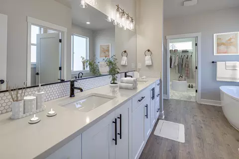 Bath - 3816 Cole Rd, Bend, OR 97701 photo 2 of 6