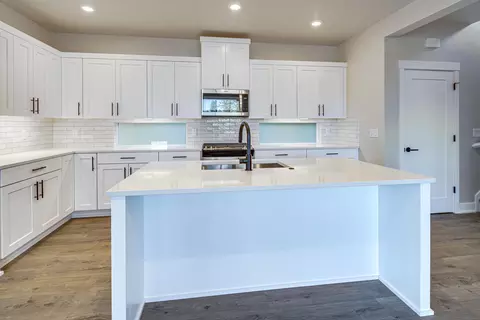 Kitchen - 3816 Cole Rd, Bend, OR 97701 photo 2 of 5