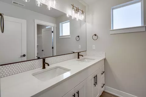 Bath - 3816 Cole Rd, Bend, OR 97701 photo 5 of 6