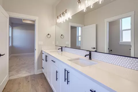 Bath - 3816 Cole Rd, Bend, OR 97701 photo 4 of 6