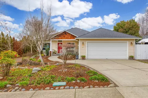 1677 Thrasher Ln, Medford, OR 97504