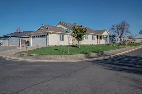 1141 Hawk Dr, Central Point, OR 97502