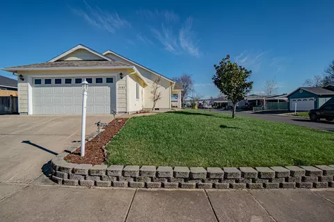 1141 Hawk Dr, Central Point, OR 97502 photo 2