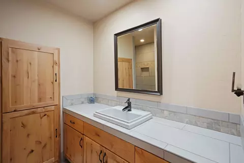 Bath - 60030 Ridgeview Pl, Bend, OR 97702 photo 2 of 2