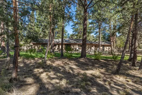 Exterior - 60030 Ridgeview Pl, Bend, OR 97702 photo 4 of 12