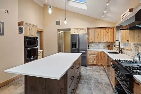 Kitchen - 60030 Ridgeview Pl, Bend, OR 97702 photo 3 of 7
