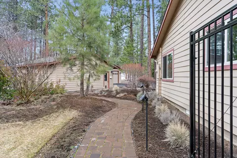 Exterior - 60030 Ridgeview Pl, Bend, OR 97702 photo 9 of 12