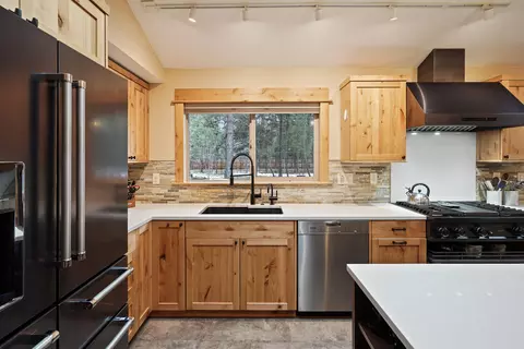 Kitchen - 60030 Ridgeview Pl, Bend, OR 97702 photo 5 of 7
