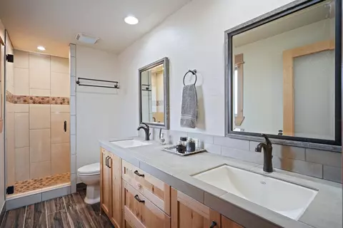Bath - 60030 Ridgeview Pl, Bend, OR 97702 photo 1 of 2